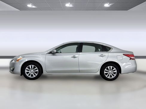 Used 2013 Nissan Altima 2.5 S FWD image 2