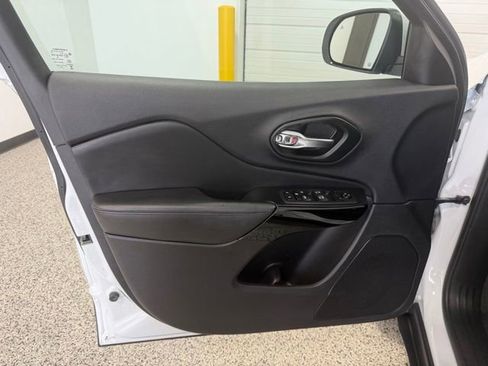 Used 2021 Jeep Cherokee Latitude Plus AWD/4WD image 8