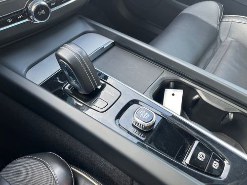 Used 2022 Volvo XC60 B6 R-Design image 25