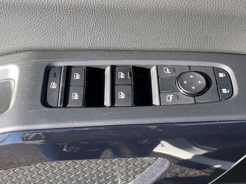 Used 2025 Nissan Pathfinder SV image 14