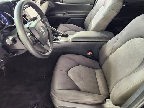 Used 2018 Toyota Camry LE image 11