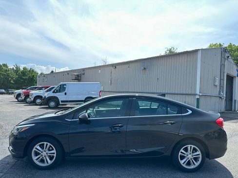 Used 2018 Chevrolet Cruze LT w/ Convenience Package FWD image 9