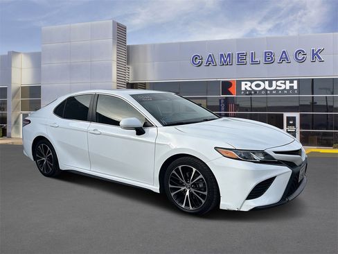 Used 2020 Toyota Camry SE image 2
