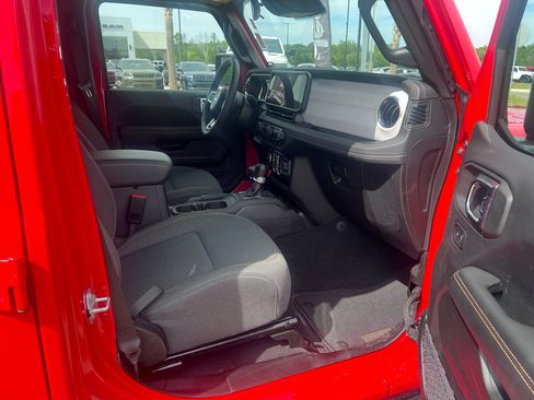 Used 2025 Jeep Wrangler Sahara image 18