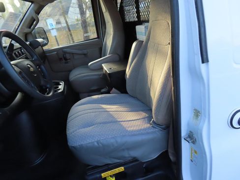 Used 2017 Chevrolet Express 2500 image 7