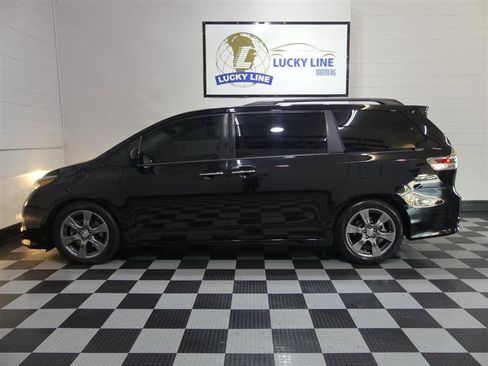 Used 2017 Toyota Sienna SE Premium image 7