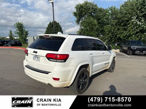 Used 2018 Jeep Grand Cherokee Altitude AWD/4WD image 3