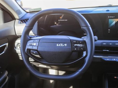 Used 2025 Kia K4 EX image 16