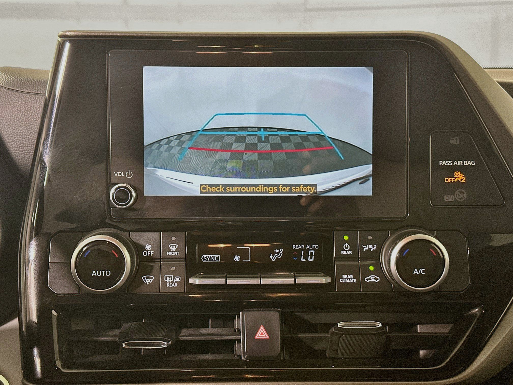 Used 2025 Toyota Highlander LE FWD image 25
