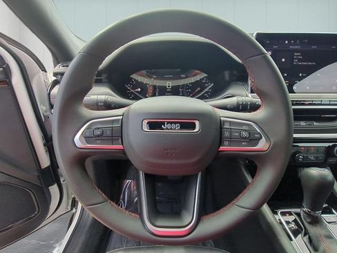 Used 2025 Jeep Compass Trailhawk AWD/4WD image 18
