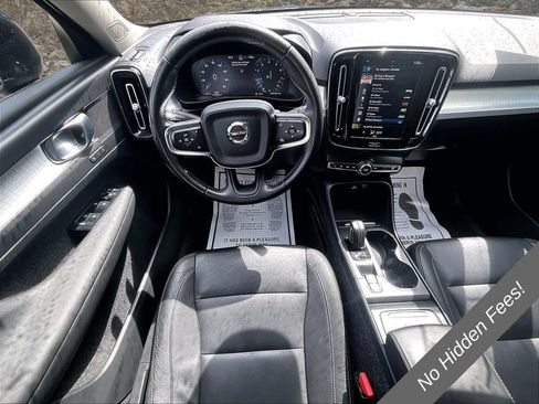 Used 2021 Volvo XC40 T4 Momentum FWD image 5