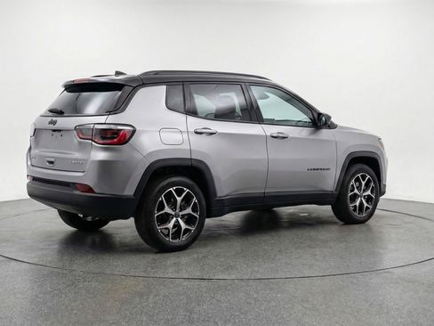 Used 2025 Jeep Compass Limited image 9
