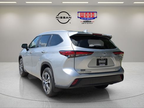 Used 2023 Toyota Highlander XLE AWD/4WD image 4