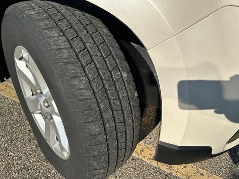 Used 2015 GMC Acadia SLE AWD/4WD image 4