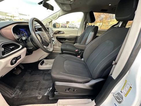 Used 2022 Chrysler Voyager LX image 26