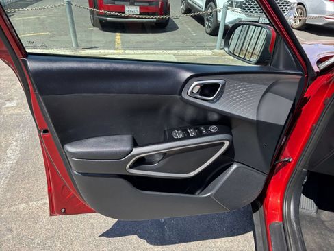 Used 2025 Kia Soul LX w/ LX Technology Package FWD image 18