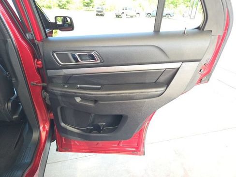 Used 2019 Ford Explorer XLT w/ Equipment Group 202A AWD/4WD image 43