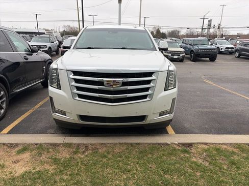 Used 2016 Cadillac Escalade Premium image 2
