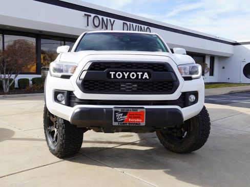 Used 2019 Toyota Tacoma TRD Off-Road image 3