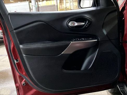 Used 2019 Jeep Cherokee Limited image 21