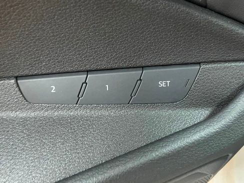 Used 2022 Audi e-tron Premium w/ Convenience Plus Package image 16