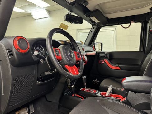 Used 2017 Jeep Wrangler Unlimited Sahara w/ Connectivity Group image 12