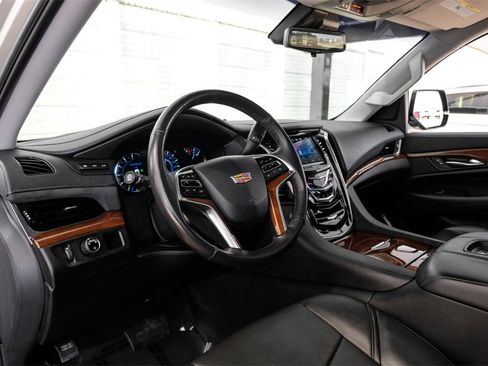 Used 2019 Cadillac Escalade ESV Luxury image 2