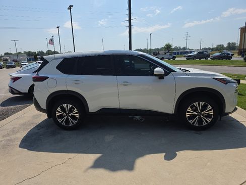 Used 2023 Nissan Rogue SV FWD image 4
