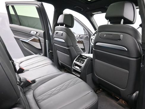 Used 2025 BMW X7 M60i image 21
