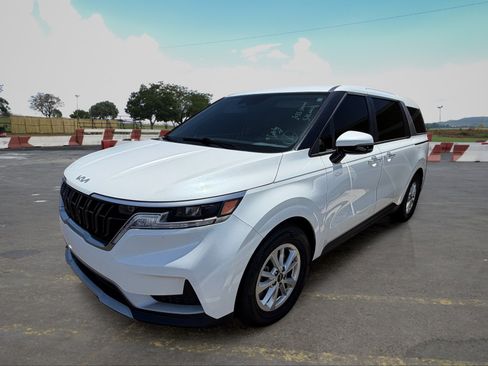 Used 2023 Kia Carnival LX FWD image 5