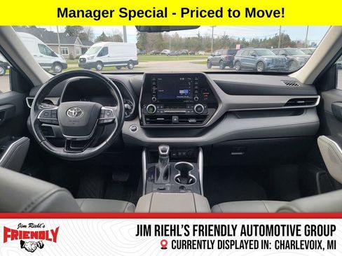 Used 2020 Toyota Highlander XLE AWD/4WD image 12