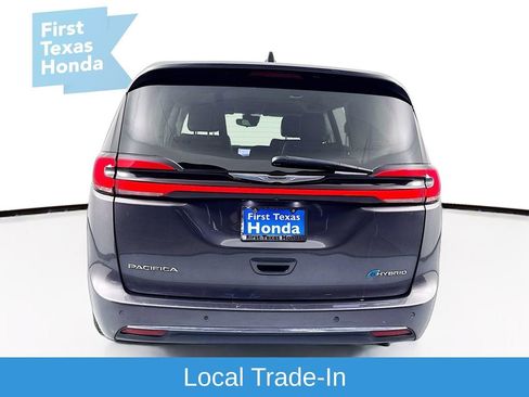 Used 2023 Chrysler Pacifica Touring-L image 6