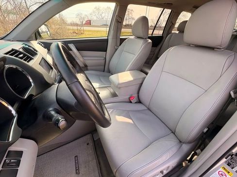 Used 2010 Toyota Highlander SE image 10