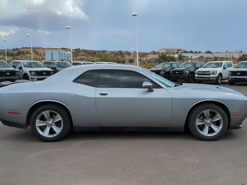 Used 2016 Dodge Challenger SXT RWD image 2