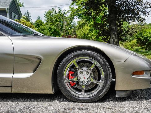 Used 2000 Chevrolet Corvette Coupe w/ Roof Pkg RWD image 11