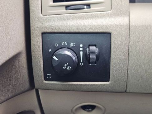 Used 2009 Chrysler 300 C RWD image 18