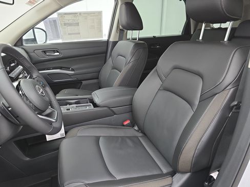 New 2025 Nissan Pathfinder SL image 16