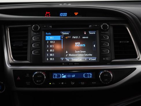 Used 2018 Toyota Highlander XLE AWD/4WD image 16