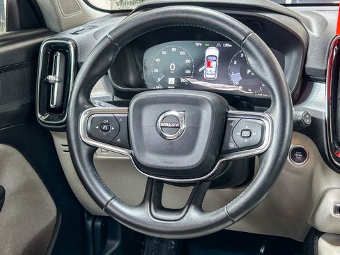 Used 2019 Volvo XC40 T4 Momentum FWD image 14