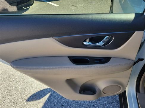 Used 2015 Nissan Rogue SV image 12