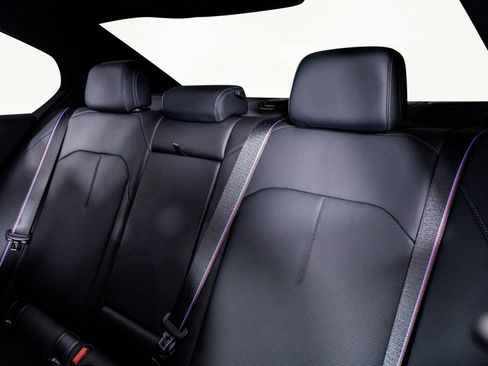 Used 2025 BMW M5 w/ Executive Package image 27