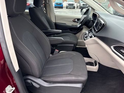Used 2023 Chrysler Voyager LX image 25