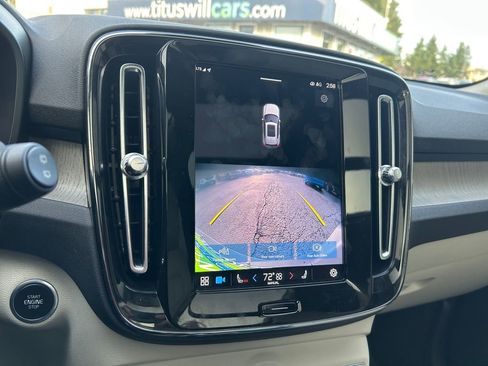 Used 2023 Volvo XC40 B5 Plus image 19