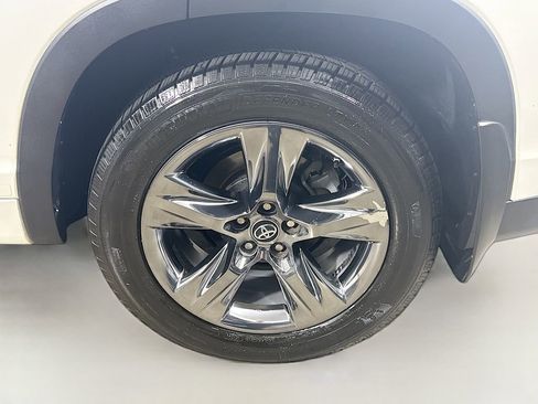 Certified 2019 Toyota Highlander Limited Platinum image 29