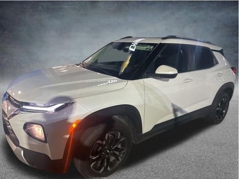 Used 2021 Chevrolet TrailBlazer LT w/ Convenience Package FWD image 2