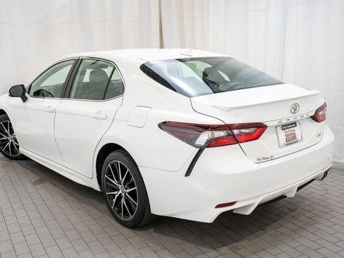 Used 2024 Toyota Camry SE image 3