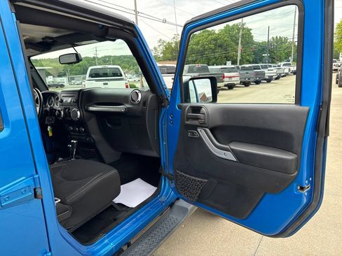 Used 2015 Jeep Wrangler Unlimited Sahara w/ Max Tow Package AWD/4WD image 35