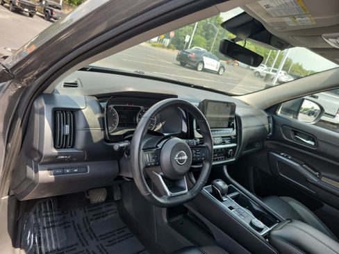 Used 2025 Nissan Pathfinder SL AWD/4WD image 18