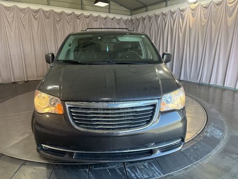 Used 2016 Chrysler Town & Country Touring w/ Driver Convenience Group FWD image 2