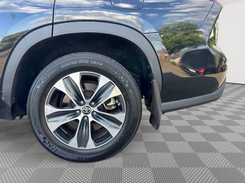 Used 2021 Toyota Highlander XLE AWD/4WD image 29